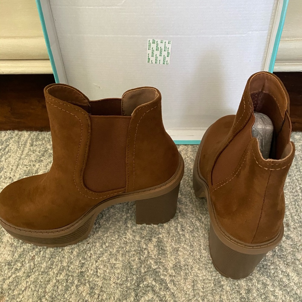 *BRAND NEW* never worn brown booties